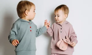 بهترین لباس‌ها برای نوزادان با مشکلات پوستی (مانند اگزما)