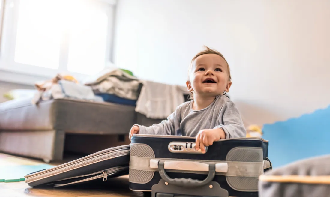 لباس‌های نوزادی مناسب برای سفر به مناطق گرمسیری یا سردسیری